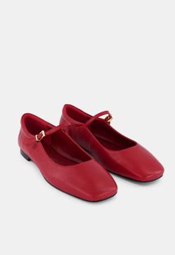 Imagen secundaria 2 - Camisa vaquera bolsillos de Mango (29,99€)/ Vaquero de mujer Mid Rise Flare fit de Calvin Klein (139,90€ en El Corte Inglés)/ Merceditas planas de mujer de Latouche (69€ en El Corte Inglés)