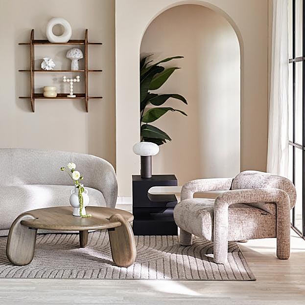 Imagen principal - El salón de estilo Old Money es una propuesta de Westwing (c.p.v), la lámpara dorada modelo Pam es de El Corte Inglés y cuesta 169 euros. Abajo, la original silla Warren, de Maisons du Monde (259 euros).