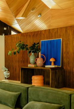 Imagen secundaria 2 - El sofá es el modelo Martina de Kave Home y cuesta 1.930 euros; la mesa de microcemento es de Hannun y cuesta 1.499 euros y el aparador cuesta 329 euros en The Masie.