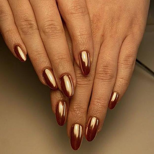 Uñas cobrizas glaseadas