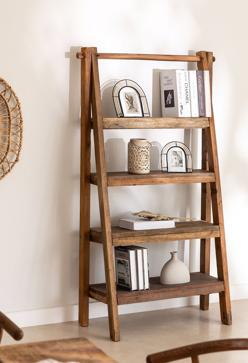 Imagen secundaria 2 - La original mesa auxiliar es de la colección de Zara Home x La Collagerie y cuesta 99.90 euros. La butaca de madera y rafia es el modelo Java de Kenay (329 euros) y la estantería Daman es de Sklum y cuesta 169.95 euros.