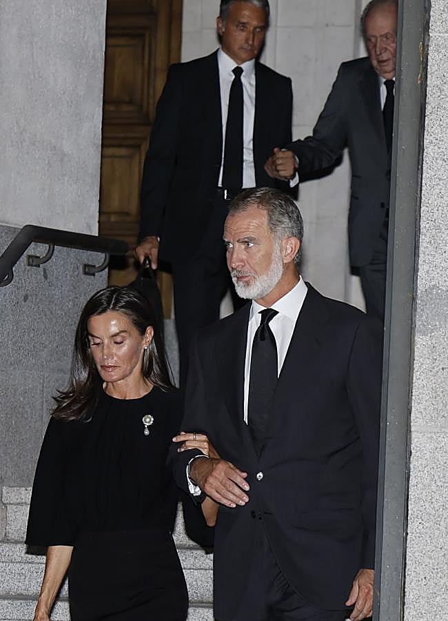 Imagen - La salida de los reyes Felipe y Letizia, y don Juan Carlos unos metros detrás. (GTRES)