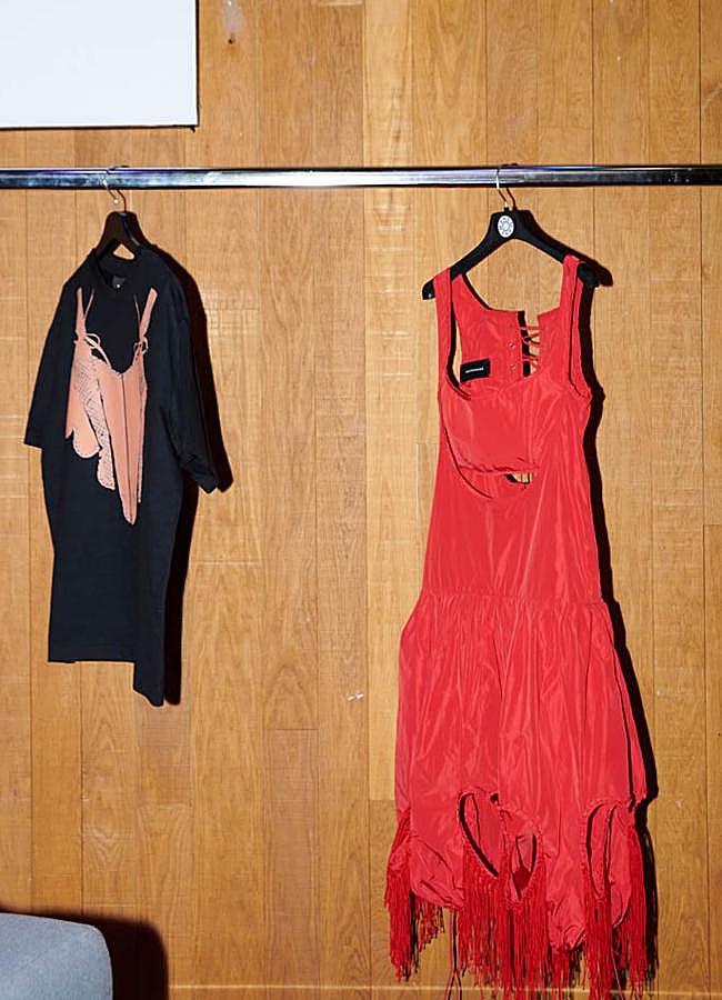 Imagen - Las dos piezas solidarias creadas por el diseñador Miguel Becer. Foto: Pablo Paniagua.