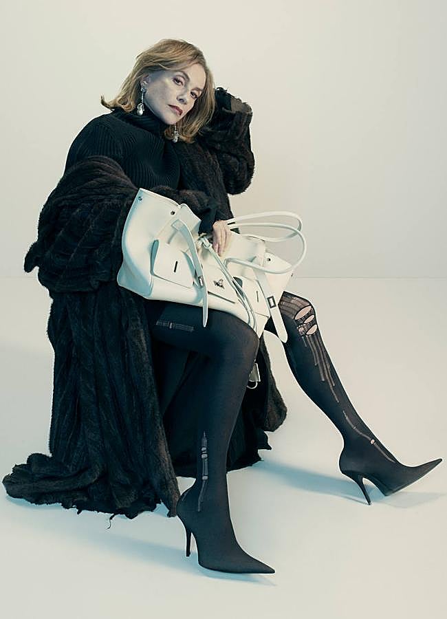 Imagen - Isabelle Huppert en la nueva campaña del bolso Bel Air de Balenciaga.