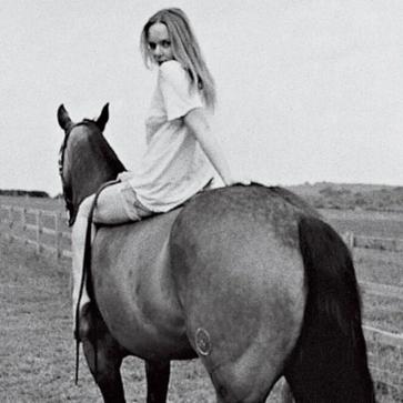 Imagen secundaria 1 - Nueva colección del Fallabella; Stella McCartney a lomos de su caballo; y el tank top con el claim About fucking time de la nueva colección.