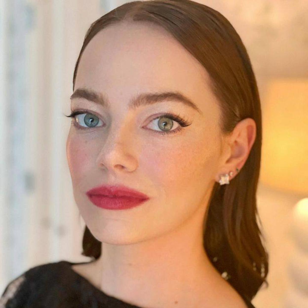 Emma Stone con mirada despierta sin ojeras