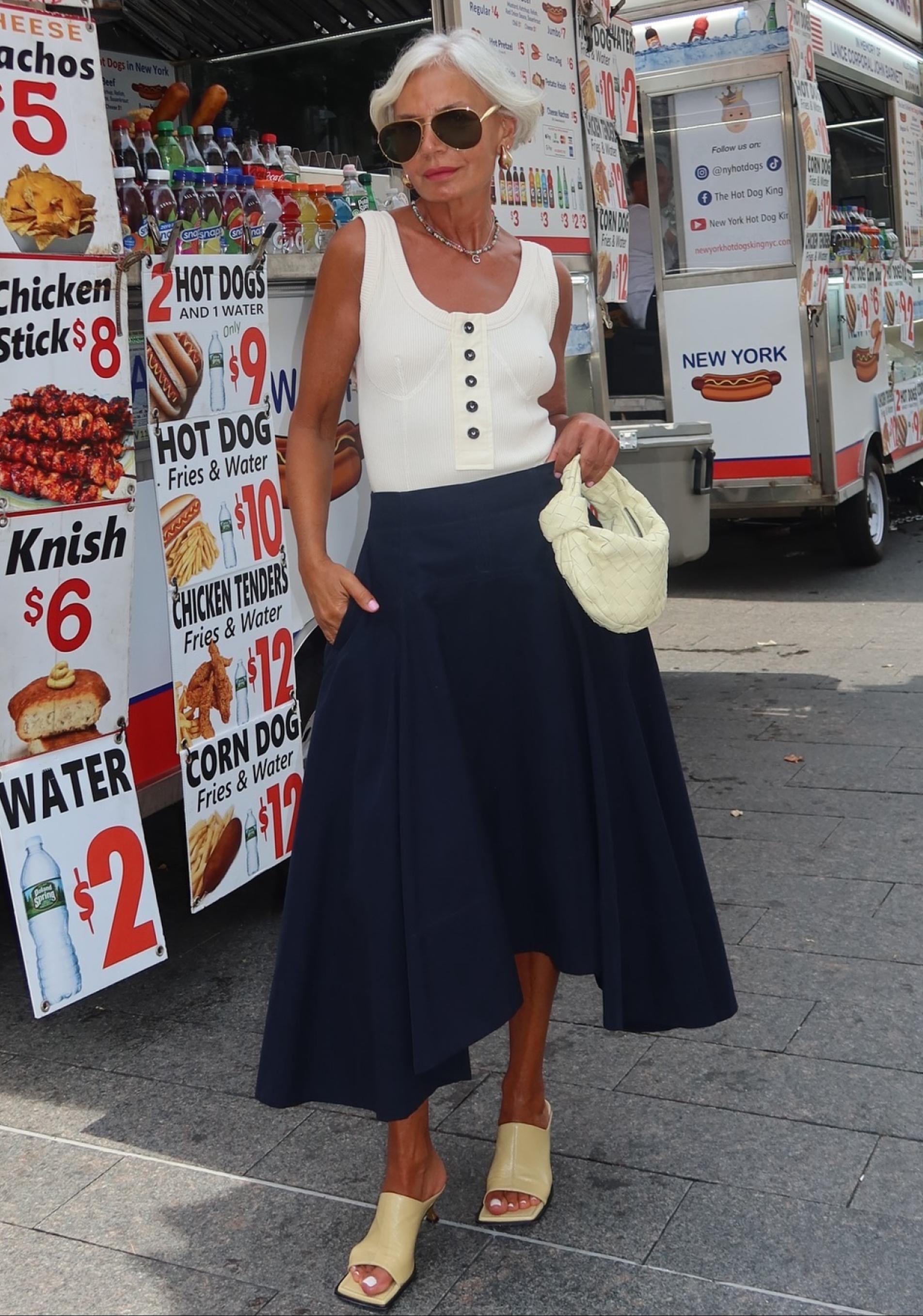 Grece Ghanem con una falda negra.