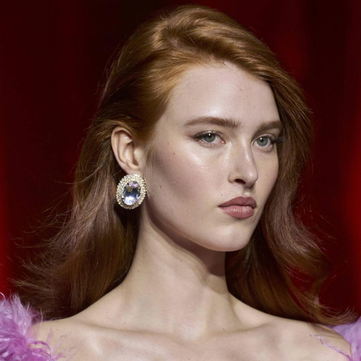 Modelo con piel hidratada y jugosa