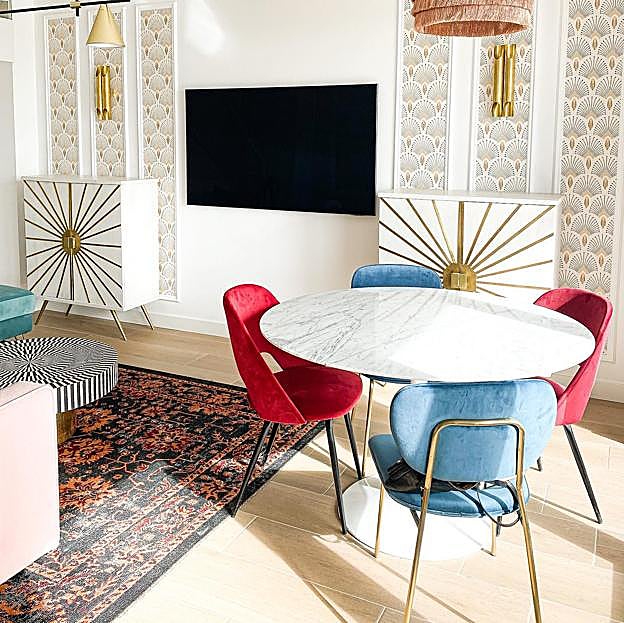 Miriam y Nerea, del estudio de interiorismo Lima y Lino, meten el rojo inesperado a través de estas sillas de comedor, que contrastan de forma espectacular con el resto de la estancia.