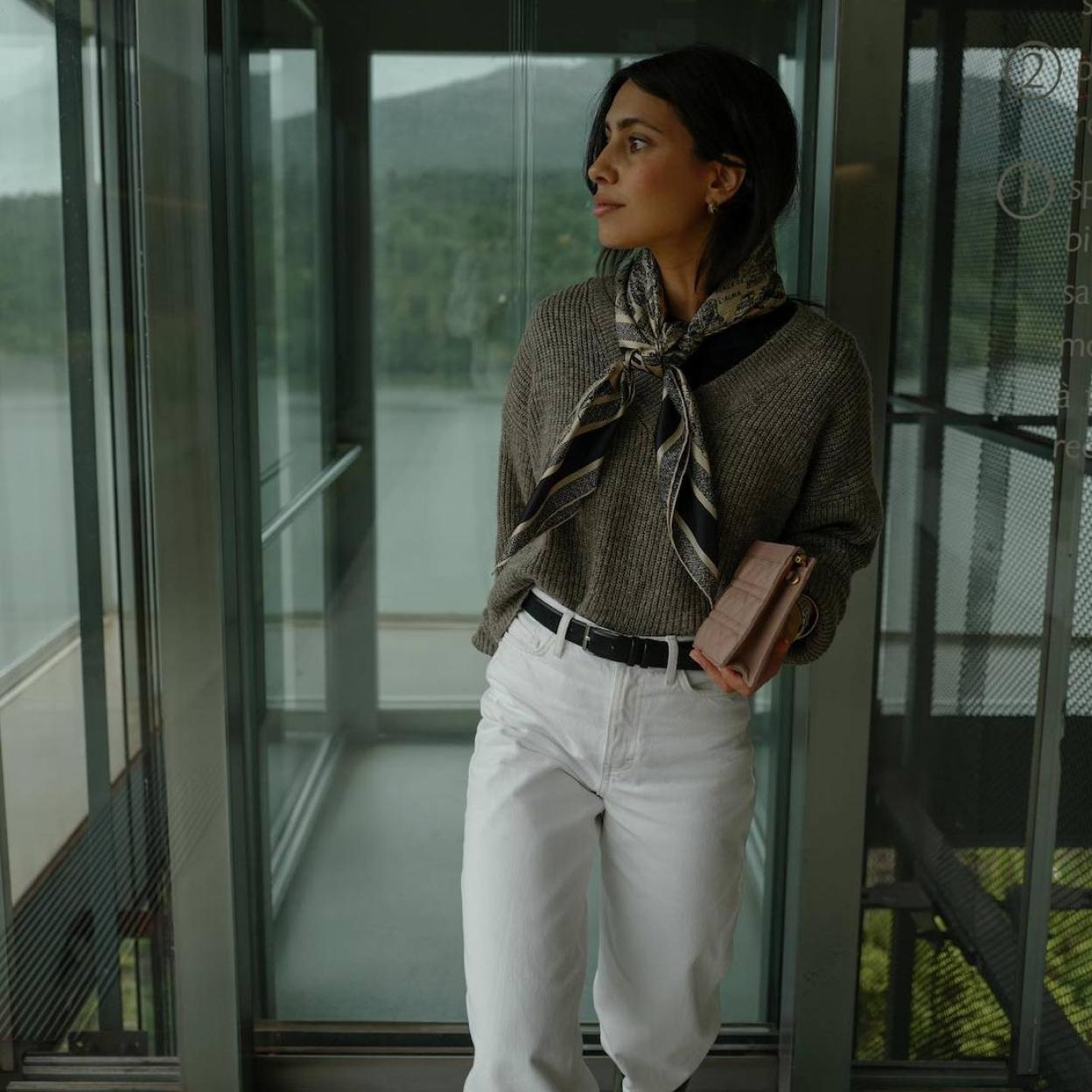 Influencer con look de jersey básico y vaqueros