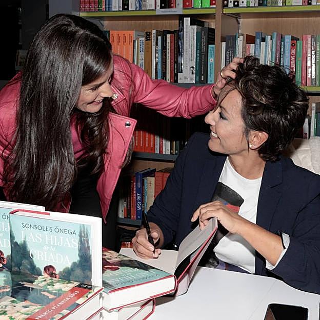 Letizia y Sonsoles Ónega, durante la visita sorpresa de la reina a la firma de su amiga. 