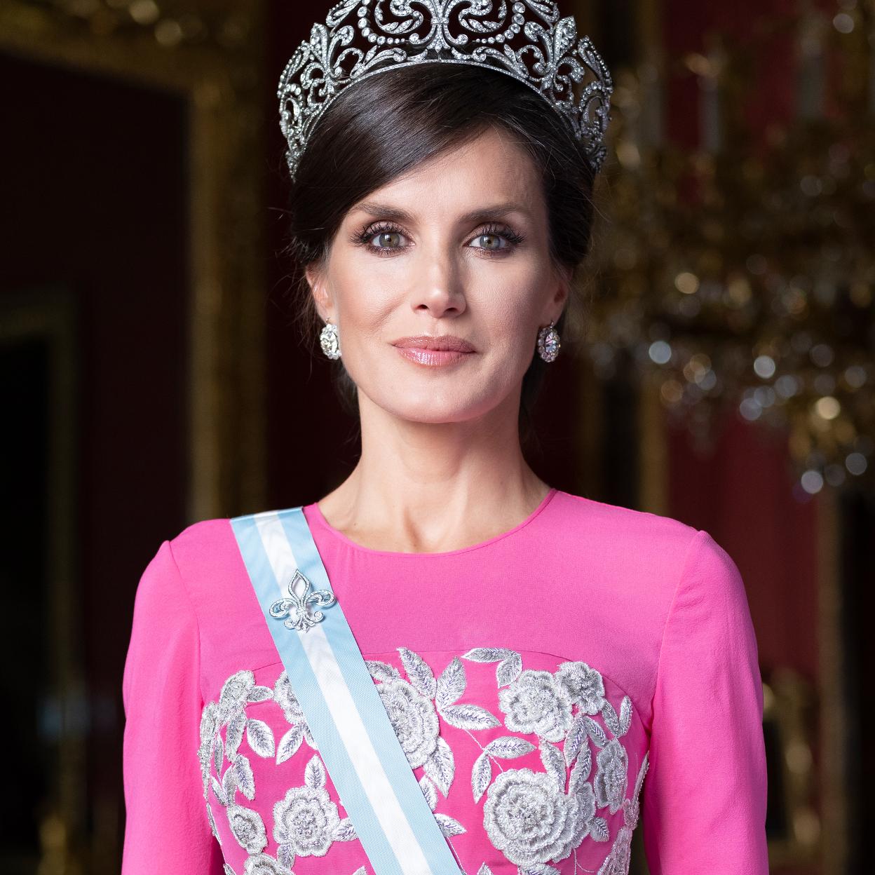 La reina Letizia, con la tiara Flor de Lis en una imagen oficial. 
