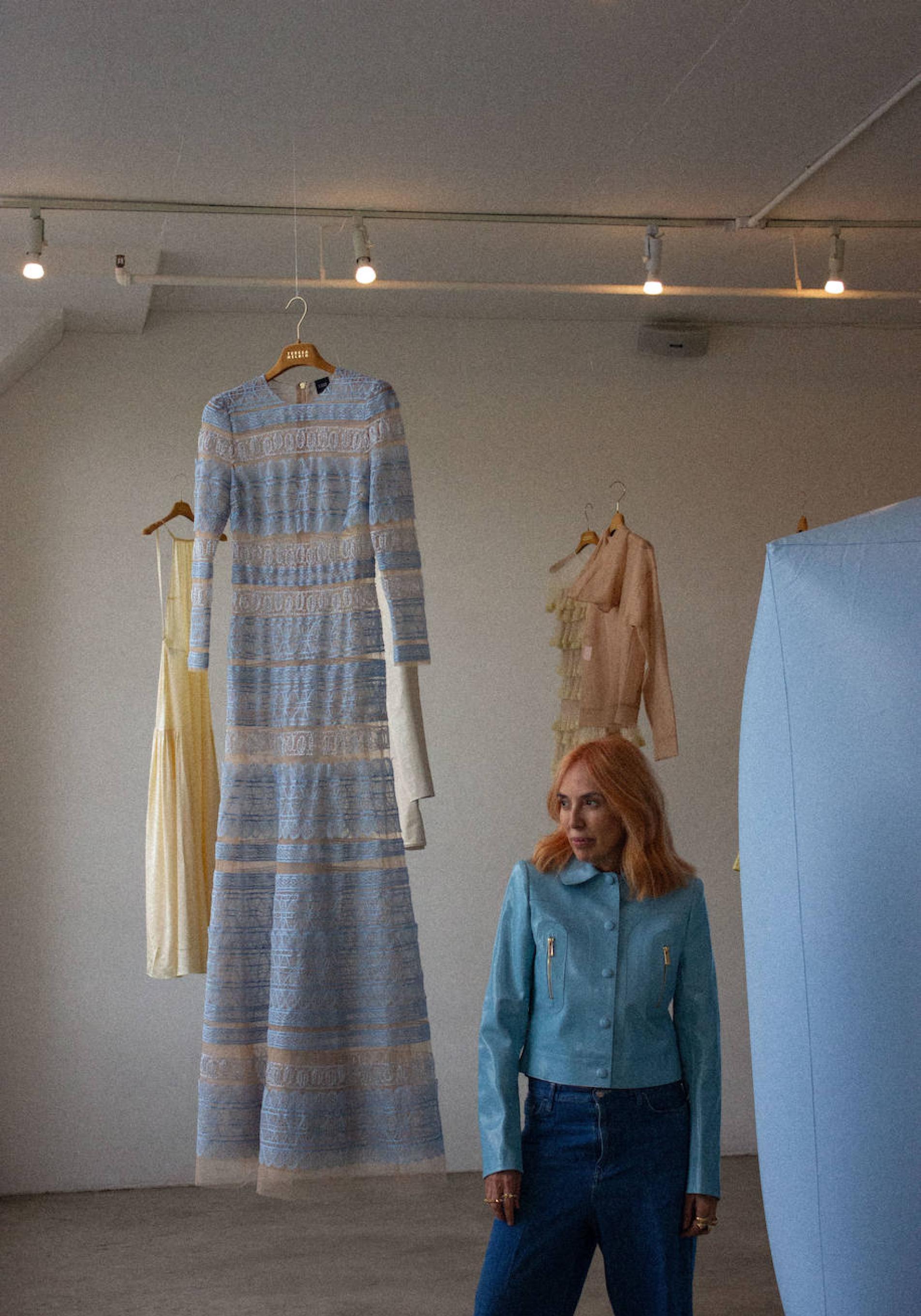 Teresa Helbig posa junto a su última colección, presentada en Nueva York.