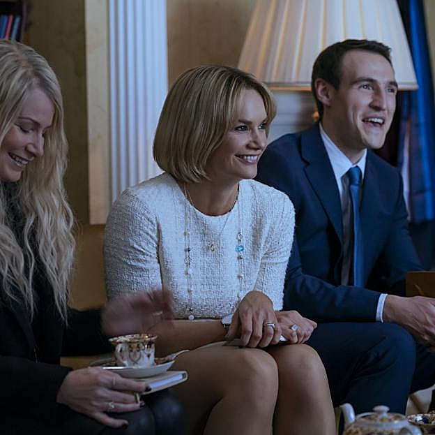 En el centro Ruth Wilson, que interpreta en Un escándalo muy real a la periodista Emily Maitlis.