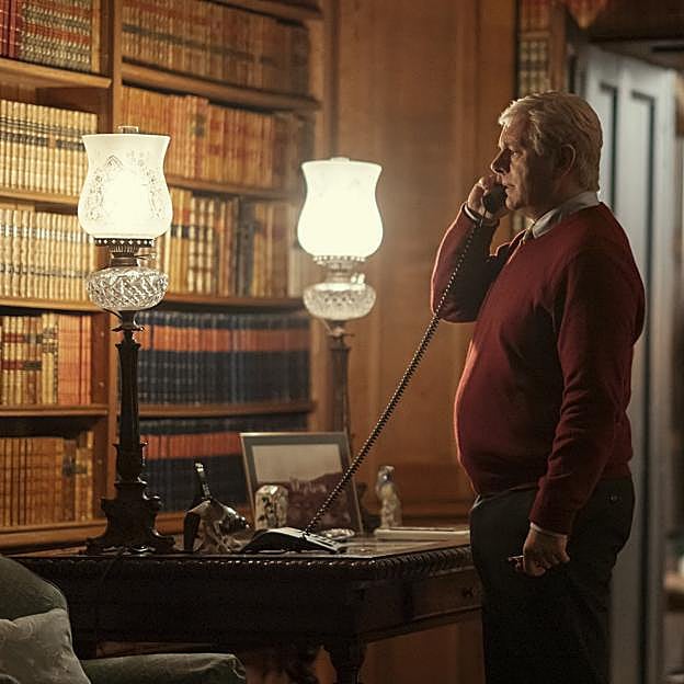 Michael Sheen como el príncipe Andrés en una imagen de la miniserie Un escándalo muy real.