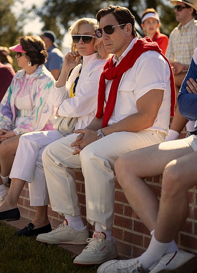 Imagen - Chloë Sevigny y Javier Bardem como Kitty y José Menéndez en una imagen de Monstruos: la historia de Lyle y Erik Menendez. /Netflix