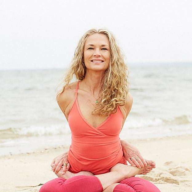Mujer realizando ejercicio en la playa. 