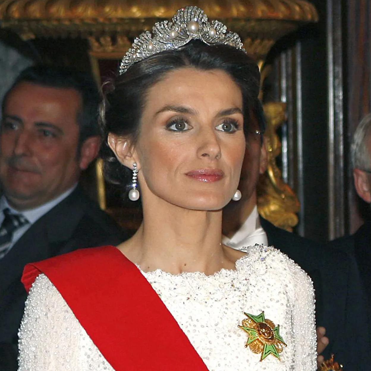 La reina Letizia luciendo la tiara «La Chata». 