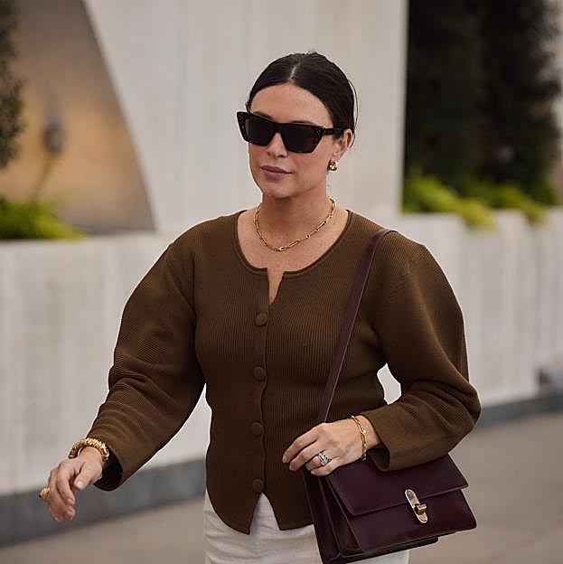 Así se lleva en 2024 el cárdigan de punto que ya llevaban nuestras abuelas cuando eran jóvenes