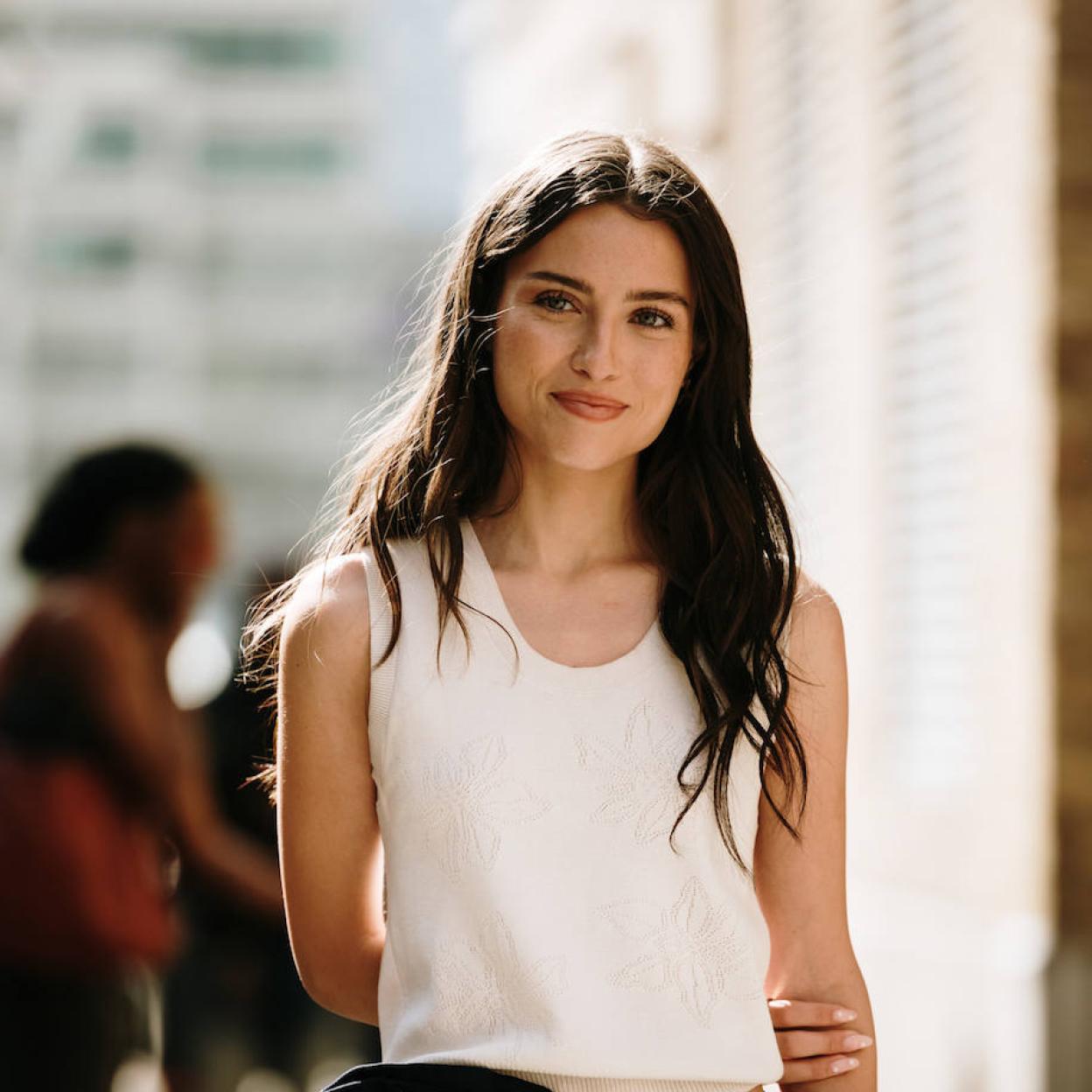 Influencer con mirada despierta y luminosa