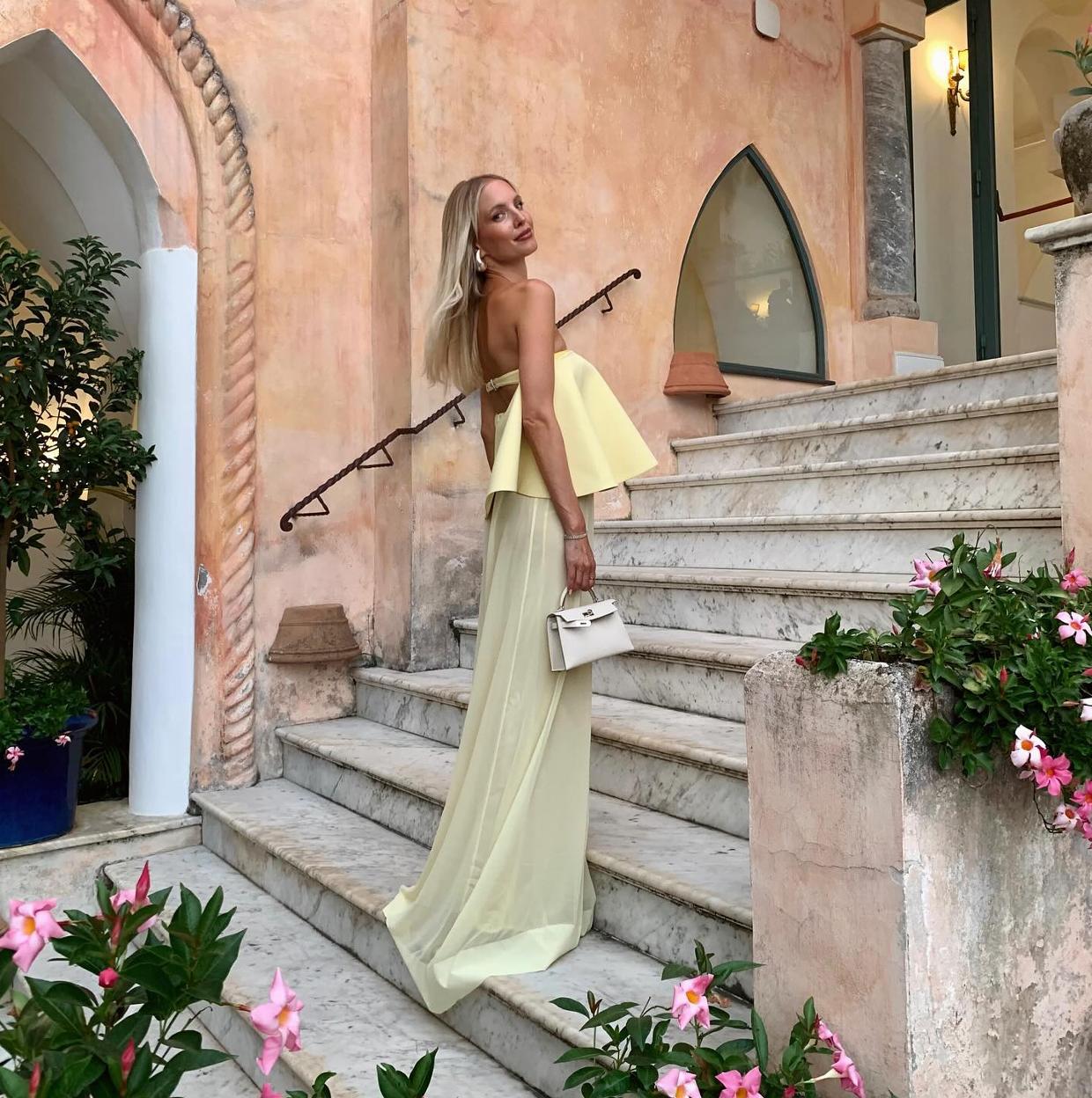 Leonie Hanne posa con vestido de invitada amarillo mantequilla.