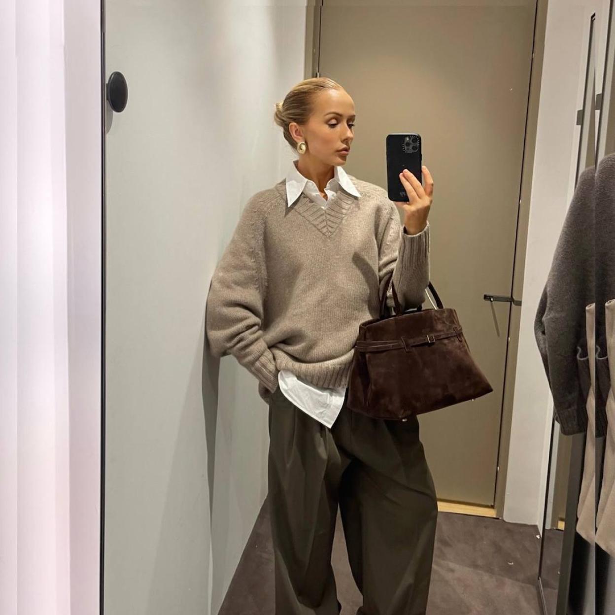 Influencer con look de jersey con cuello de pico y camisa