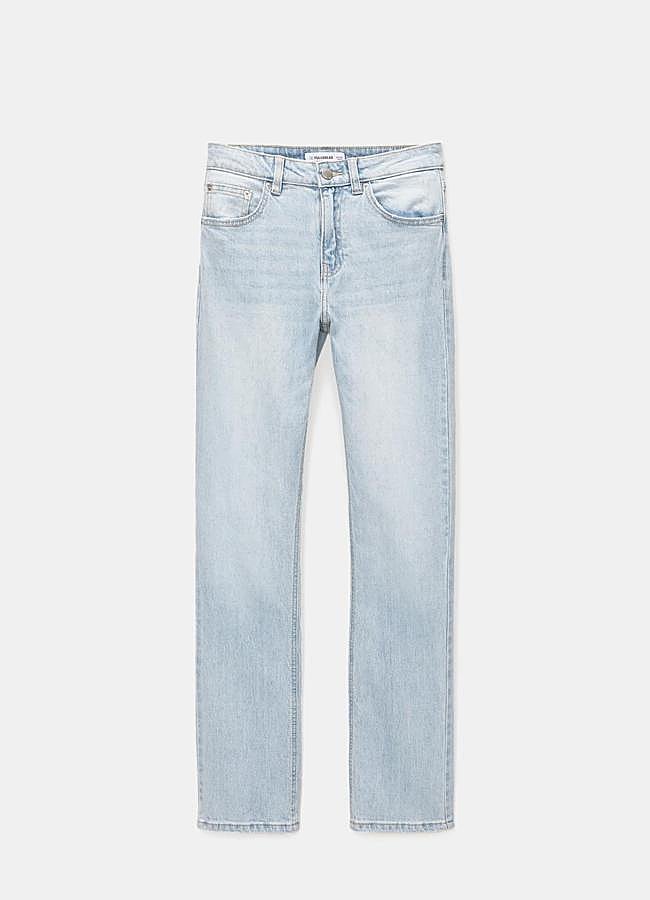 Imagen - Jeans rectos comfort fit tiro medio de color claro de Pull&Bear, 25,99 euros.