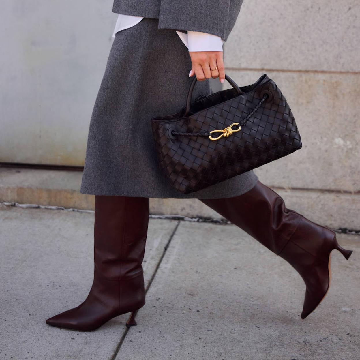Un look de street style con botas kitten heel.