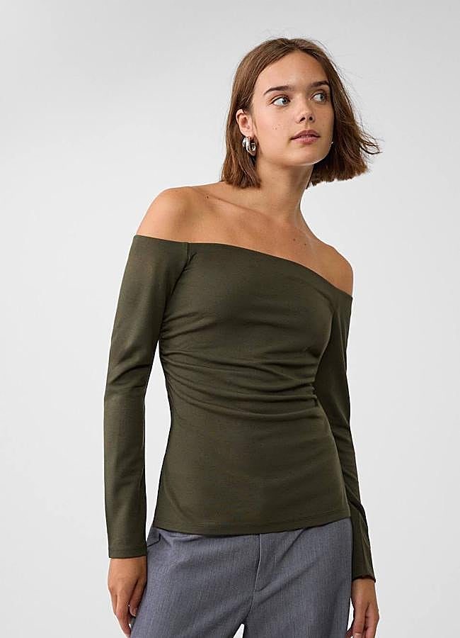 Imagen - Camiseta con escote bardot acabada en aberturas