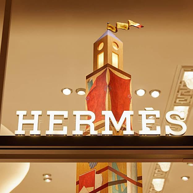 Imagen principal - Desciframos el impresionante escaparate de la tienda de Hermès en Barcelona: arte, lujo y simbolismo