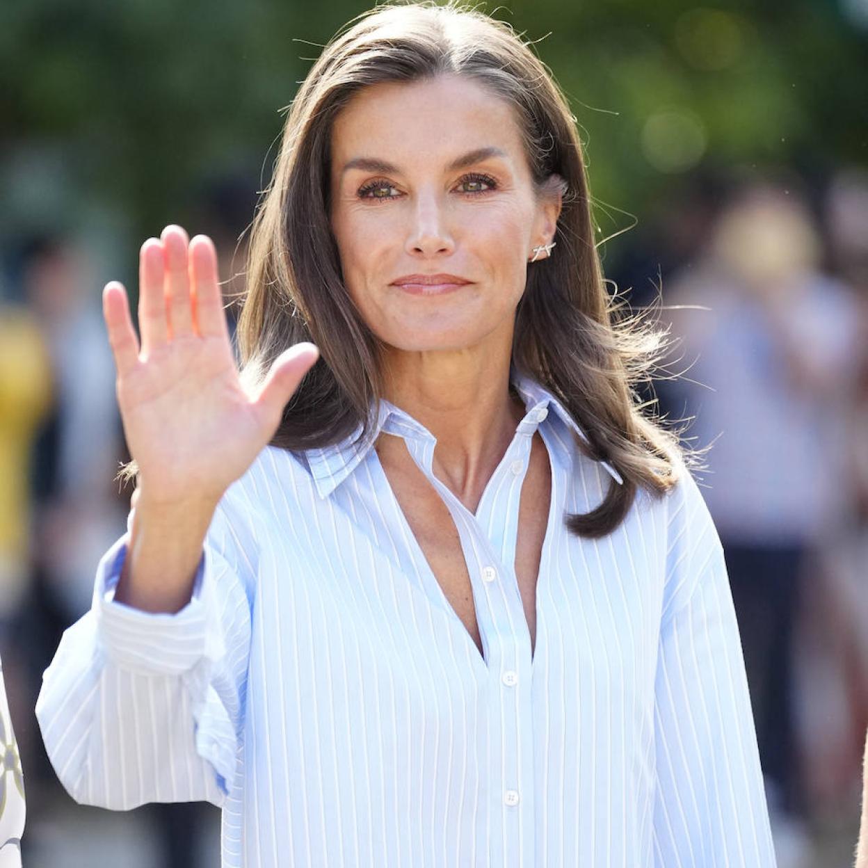 La reina Letizia ha estrenado una camisa de Mango.
