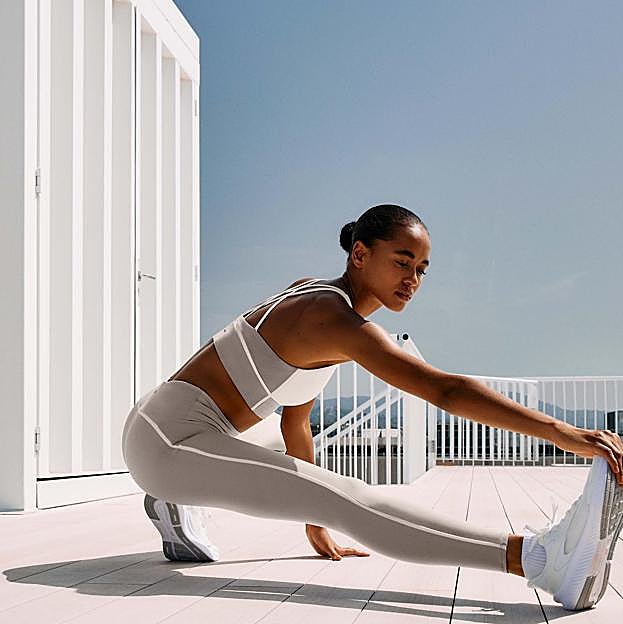 Mujer haciendo ejercicio para los glúteos. 