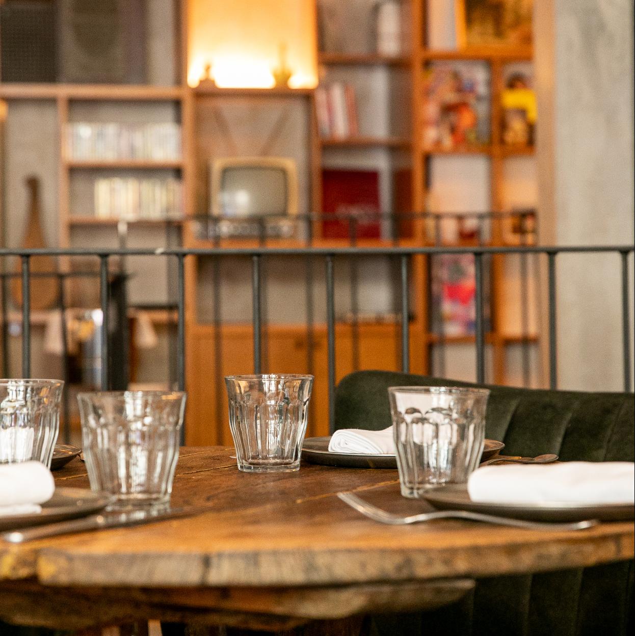 Detalle del restaurante Manifesto 13, un espacio cálido con una propuesta gastronómica que ofrece una perspectiva única de la cocina italiana.