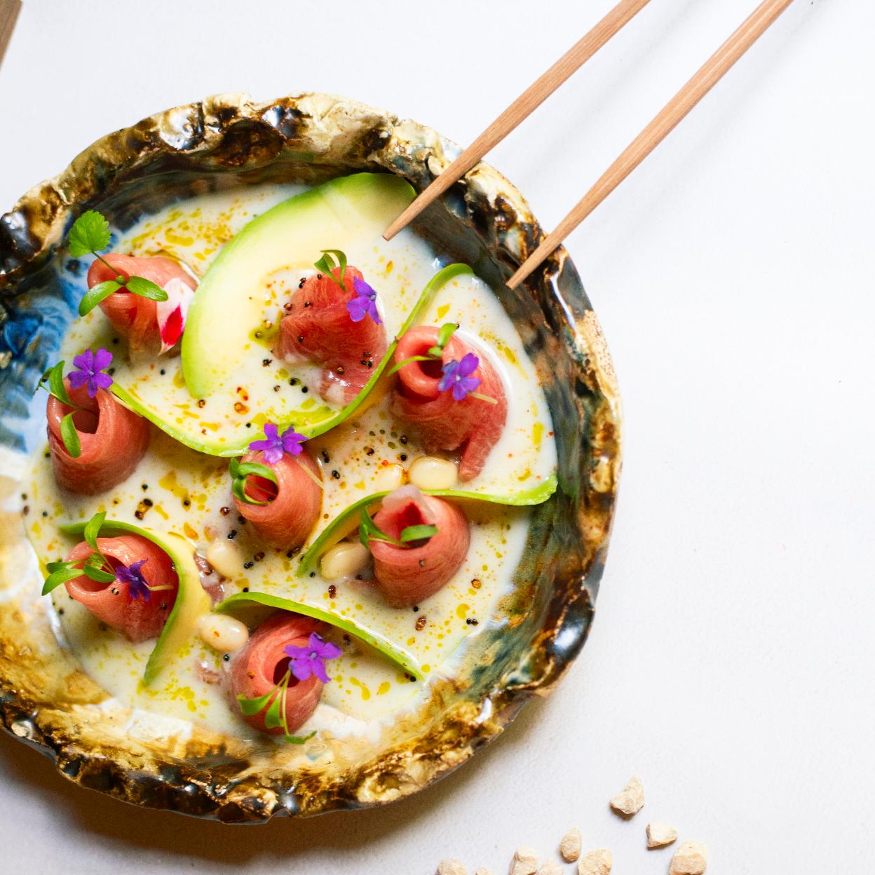 El tiradito de toro de Mitiko, el restaurante que apuesta por la cocina nikkei en su nueva propuesta gastronómica.