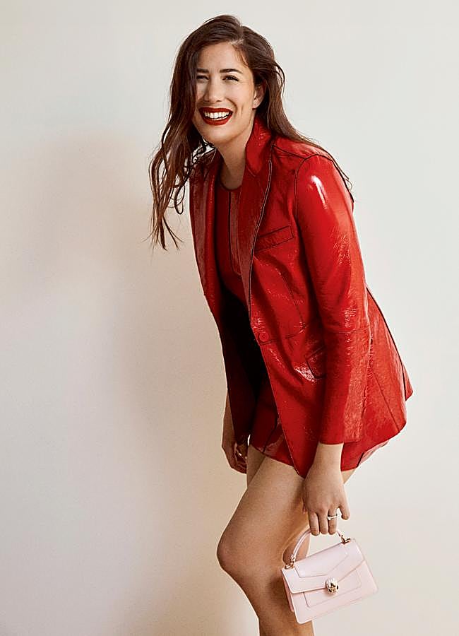 Imagen - Chaqueta y vestido de charol, de Parosh. El bolso, de Bulgari. Fotografía: TOMÁS DE LA FUENTE / Estilismo: ALMUDENA CARNICERO