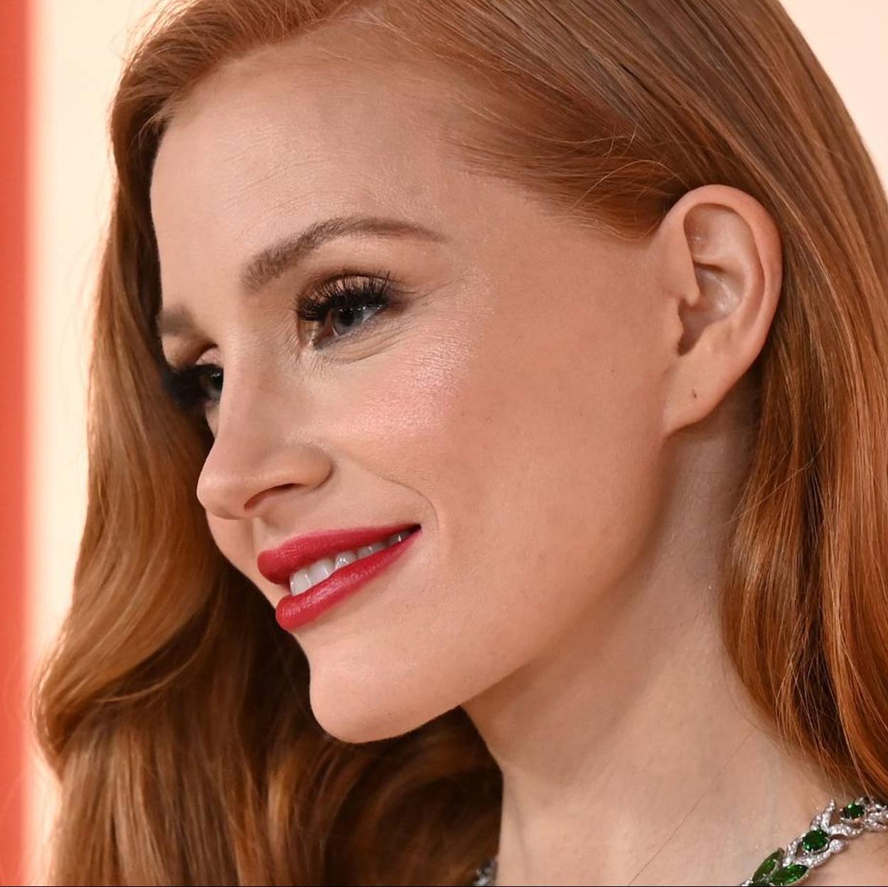 Jessica Chastain con un maquillaje con pestañas XL.