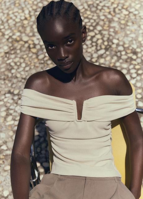 Imagen - Top con los hombros al aire de Zara (22,99 euros)