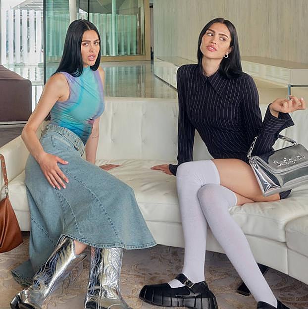 Imagen principal - Imágenes de la campaña de Desigual, con Amalia Gray como protagonista.