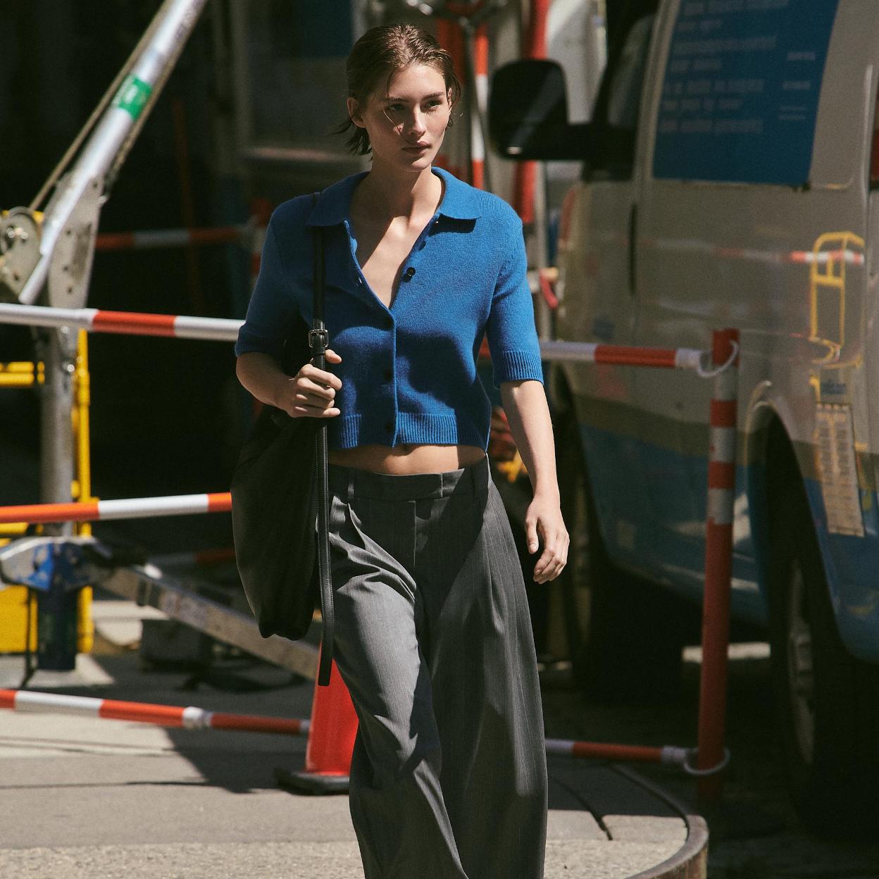 Vestidos en colores básicos, camisas estampadas y muchas otras compras recién llegadas a tienda.