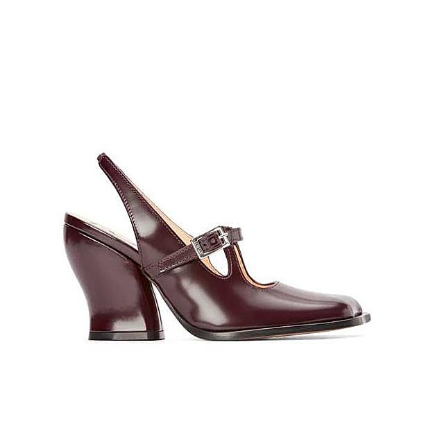 Imagen principal - Zapato de salón Onda destalonado en piel de ternera de Loewe (1.000€)/ Gargantilla Birthstone Enero de Dime que me quieres (59€)/ Chaqueta básica 100% lana de Zara (39,95€)