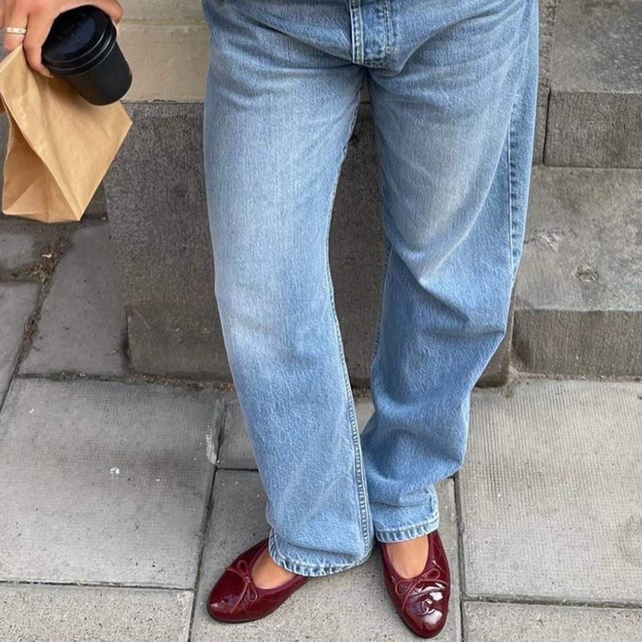 Mujer con bailarinas burdeos