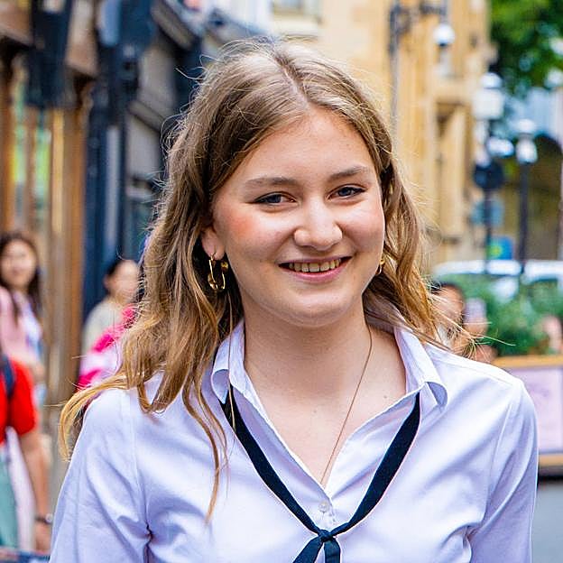 Las zapatillas de moda, top crop y vaqueros anchos: el look de Elizabeth de Bélgica para empezar la universidad