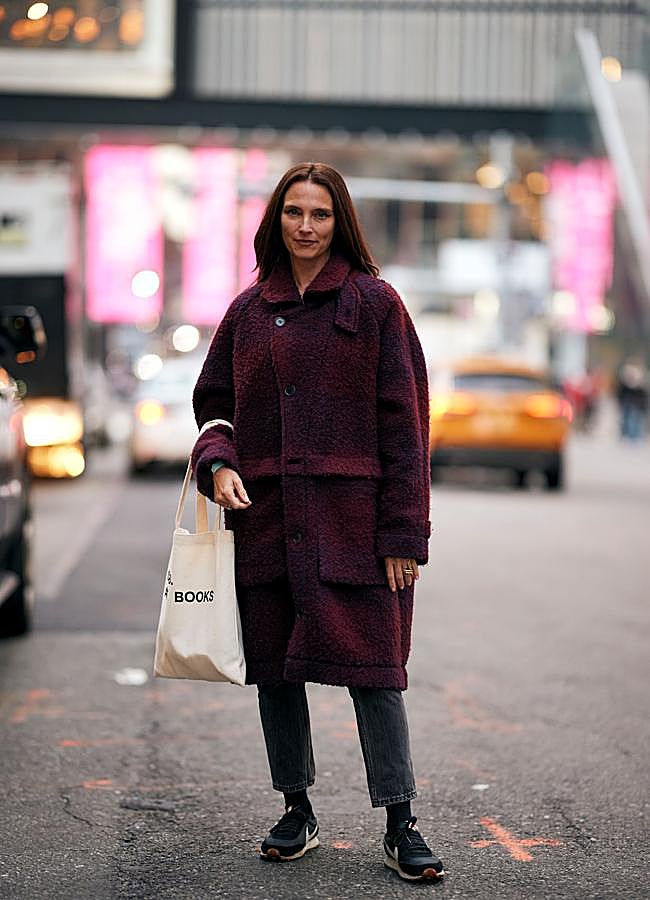 Imagen - Un look con abrigo cereza y zapatillas deportivas. Foto: Launchmetrics spotlight.