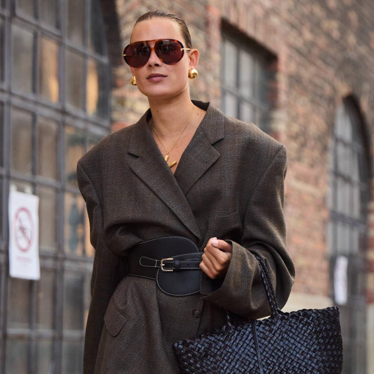 Influencer con look elegante en la fashion week