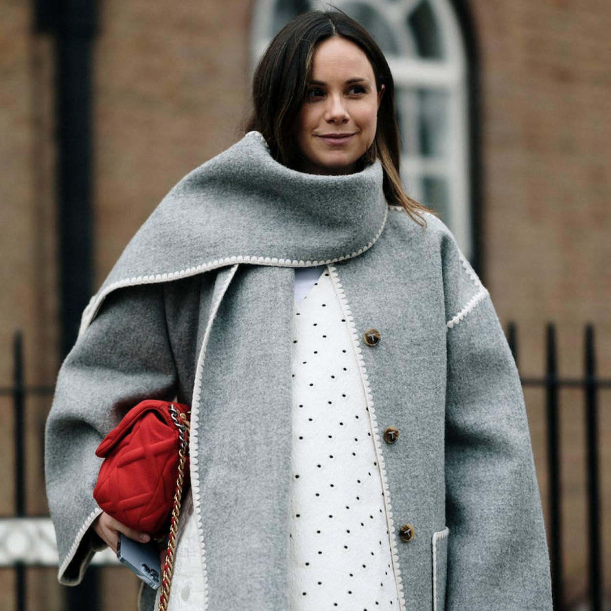 Un look de street style con abrigo con bufanda.