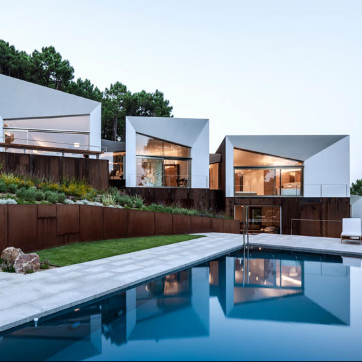 Las fotos de la la impresionante mansión en la Sierra de Madrid donde se ha rodado 'La habitación de al lado', la nueva película de Pedro Almodóvar