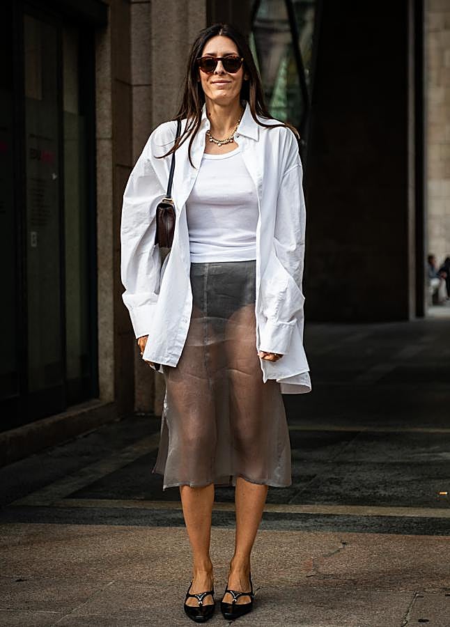 Imagen - Look de falda larga con transparencias.