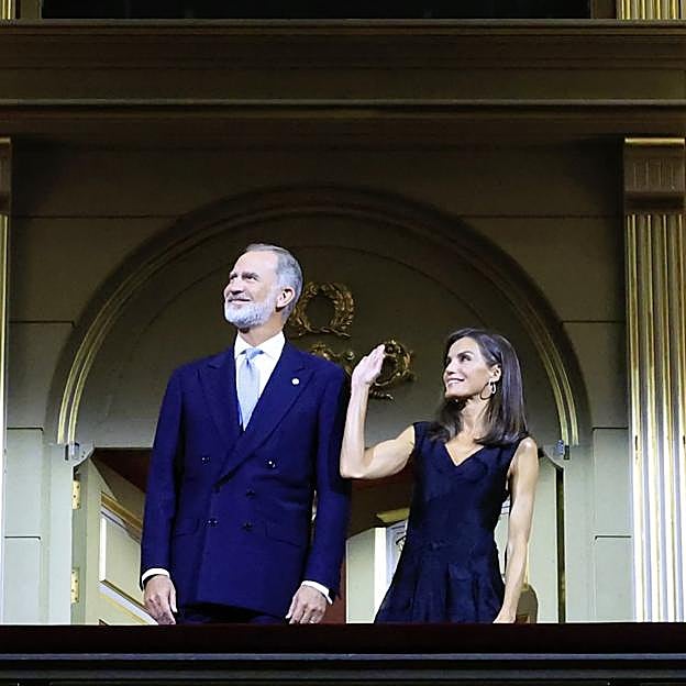 Los reyes Felipe y Letizia, en el palco del Teatro Real. 