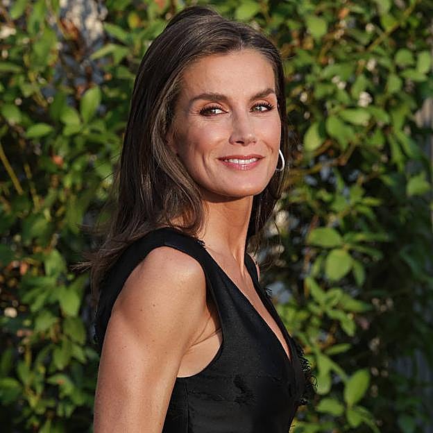 Lo que no se vio de la reina Letizia en el Teatro Real: piropos al rey, confidencias disimuladas y un truco para no charlar