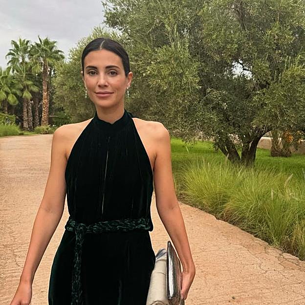 Sassa de Osma se convierte en la mejor invitada del otoño con este vestido de terciopelo verde